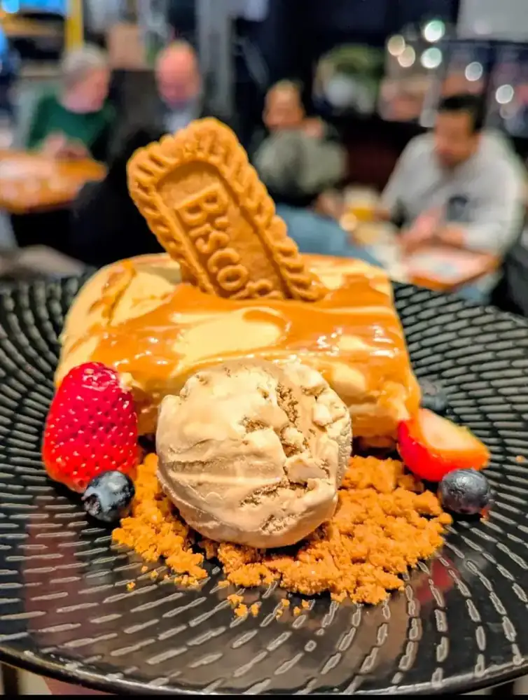 Biscoff dessert with ice cream, biscuit crumb and fresh berries